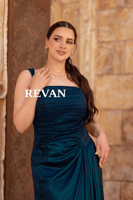 فستان ستان فاخر بثنيات جانبية وقصة انسيابية