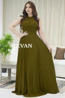 فستان سهرة بحمالة رقبة عالية وطيّات أنيقة مع شال م...