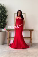 فستان فاخر بتطريز كريستالي وتصميم أكتاف مكشوفة