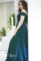 فستان لامع مكشوف الكتفين مزين بسلسال