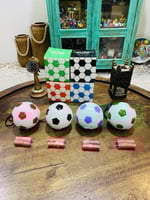 من البنود المميزة؛ راديو على شكل كورة بأربع ألوان...