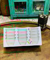 من البنود المميزة؛ فناجيل مذهبة بشكلين مختلفين؛ قد...