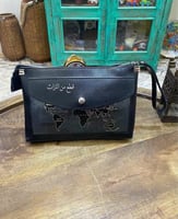 أسود