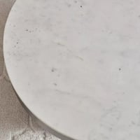 طاولة قهوة فيلنورا بسطح من الرخام الأصلي ابيض بقاع...