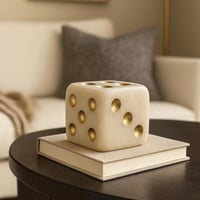 مجسم نرد ديكوري ريزين بلون عاجي ونقاط ذهبية مقاس 1...