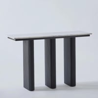 كونسول فابيو بسطح من الرخام وقاعدة من الخشب باللون...