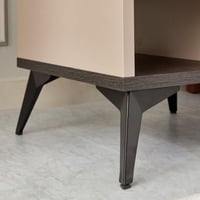 طاولة جانبية جامبو من لوكسمبورج خشب بأرجل معدن