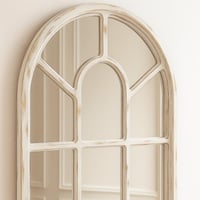 مرآة وِداد بإطار أبيض معتّق وتصميم نوافذ أنيق يضيف...