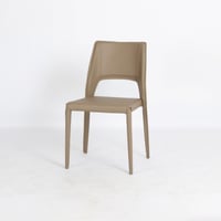 كرسي طعام جلد بتصميم فاخر من أكورن