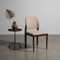 كرسي طعام إيفيليا قماش بيج فاتح بارجل خشب بني