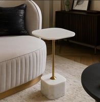 طاولة جانبية رخامية بقاعدة ذهبية أنيقة وعصرية.