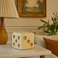 مجسم نرد ديكوري ريزين بلون عاجي ونقاط ذهبية مقاس 1...