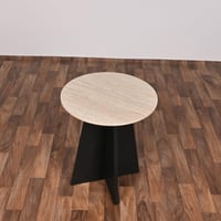 طاولة جانبية مستديرة خشبية اسود مع بيج فاتح أنيقة...