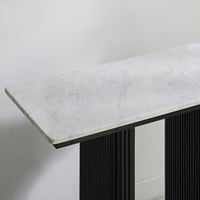 كونسول فابيو بسطح من الرخام وقاعدة من الخشب باللون...