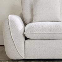 كنبة ريفيرا مفردة مع وسادة قماش بوكلية لون كريمي ب...