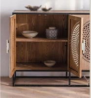 خزانة خشبية بتصميم فني مزخرف مكونة من أربعة أبواب...