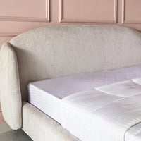 سرير كينج منجد قماش بوكليه بلون بيج من مارويل دونا