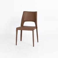 كرسي طعام جلد بتصميم فاخر من أكورن