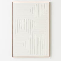 لوحة فنية بتصميم تجريدي بارز بخطوط متعرّجة تمنح ال...