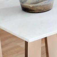 طاولة جانبية بسطح من الرخام الأصلي و قاعدة معدن سي...