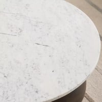 طاولة قهوة ميرڤيسّا بسطح من الرخام الأصلي وقاعدة م...