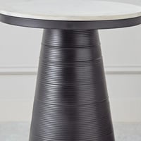 طاولة جانبية بسطح من الرخام الأصلي بقاعدة معدنية ل...