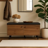 مقعد خشبي أنيق بوسادة سوداء ودواليب تخزين عملية.