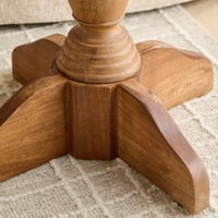 طاولة جانبية مستديرة بسطح رخام طبيعي وقاعدة خشب صل...