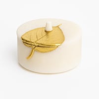 علبة ديكوريه من عقيق أنيقة بغطاء بتصميم ورقة لون ب...