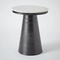 طاولة جانبية بسطح من الرخام الأصلي بقاعدة معدنية ل...