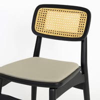 كرسي خشبي بمقعد مبطن ومسند من الخيزران لون أسود x...