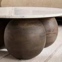 طاولة قهوة ميرڤيسّا بسطح من الرخام الأصلي وقاعدة م...