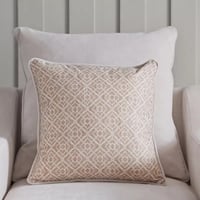 كرسي فيلورا بمساند ذراعين مع وسادتين احجام مختلفة...