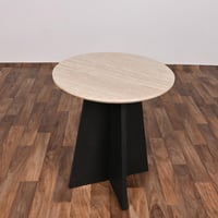 طاولة جانبية مستديرة خشبية اسود مع بيج فاتح أنيقة...