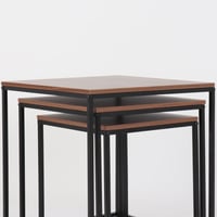 طقم طاولات خدمة نيورا بتصميم مربع خشب و قواعد معدن...