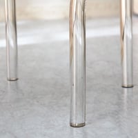 كرسي من بيريل خشب هندسي مقعد قماش لون رمادي فاتح م...