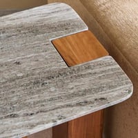 طاولة جانبية بسطح رخام طبيعي بقاعدة خشب طبيعي - من...