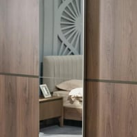 خزانة ملابس بباب انزلاقي و2 درج ومرآة من جينوفا