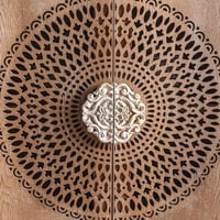 خزانة خشبية بتصميم فني مزخرف مكونة من أربعة أبواب...