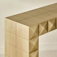 طاولة كونسول كورڤيانا بطلاء نحاس خشب صناعي