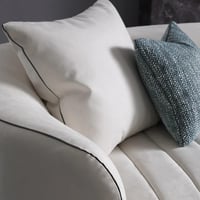 كنبة ثلاثية مخمل فاخرة بتصميم عصري من ايفان