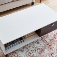 طاولة قهوة لورفينا خشب هندسي ابيض مع درج بني