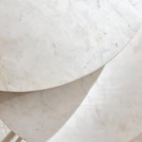 طقم طاولات قهوة كيا إن إكس تي بسطح رخام و قواعد مع...