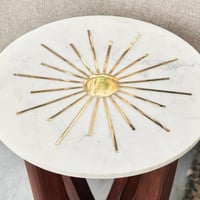 طاولة جانبية من الخشب الصلب بسطح من الرخام الأصلي...