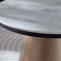 طاولة قهوة إدوين بسطح رخام و قاعدة معدن ذهبي مقاس...