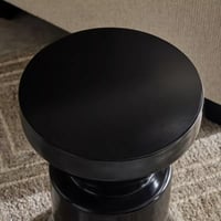 طاولة جانبية مستديرة معدن مطلي بلون الاسود