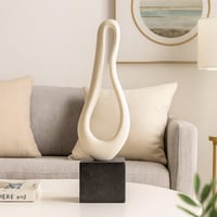 مجسم ديكوري ريزن بلون بيج على قاعدة سوداء أنيقة مق...