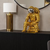 مجسم رائد فضاء ذهبي