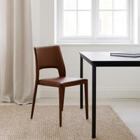 كرسي طعام جلد بتصميم فاخر من أكورن