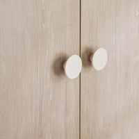 خزانة ملابس ببابين ورفين مفتوحين من ريفولينا